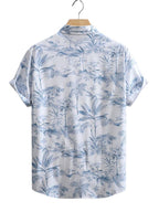 Vista traseira da Camisa Vinser Maragogi com estampa tropical em tons de azul sobre fundo branco, modelagem de manga curta, tecido leve e respirável, caimento confortável e acabamento refinado para um visual casual elegante.