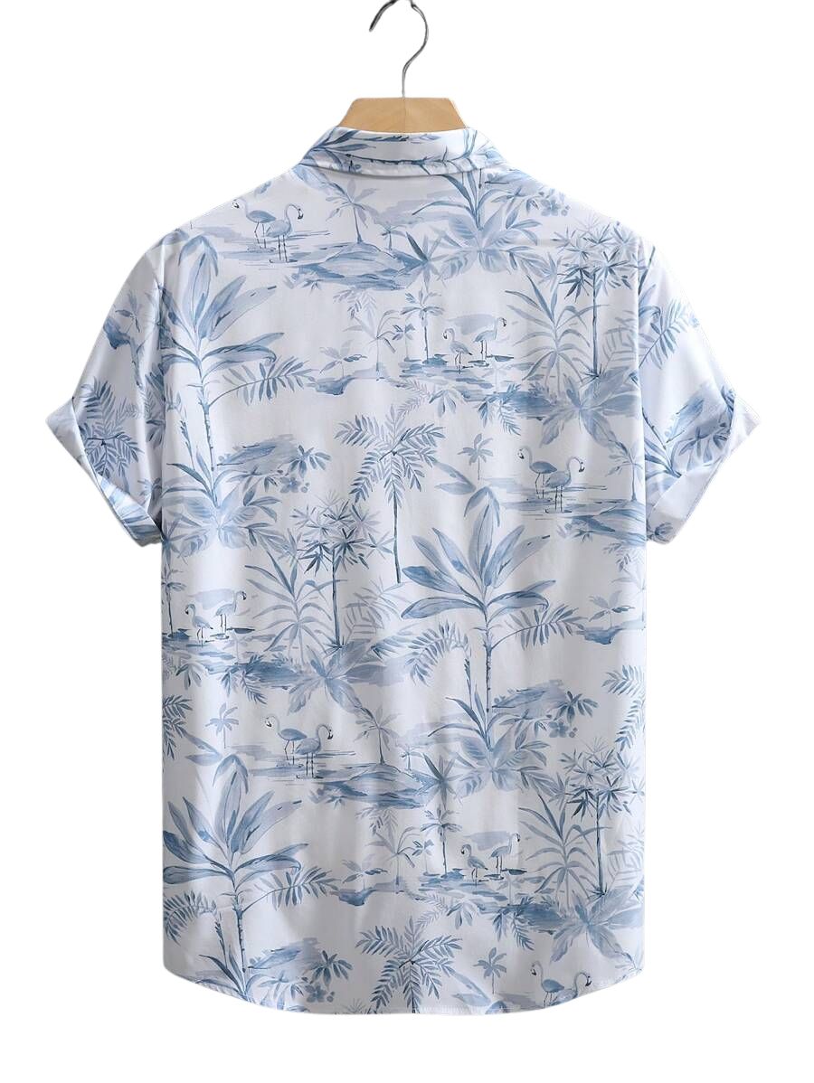 Vista traseira da Camisa Vinser Maragogi com estampa tropical em tons de azul sobre fundo branco, modelagem de manga curta, tecido leve e respirável, caimento confortável e acabamento refinado para um visual casual elegante.