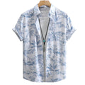 Vista frontal da Camisa Vinser Maragogi com estampa tropical em tons de azul sobre fundo branco, modelagem de manga curta, gola tradicional, tecido leve e respirável, ideal para um visual casual elegante e sofisticado.