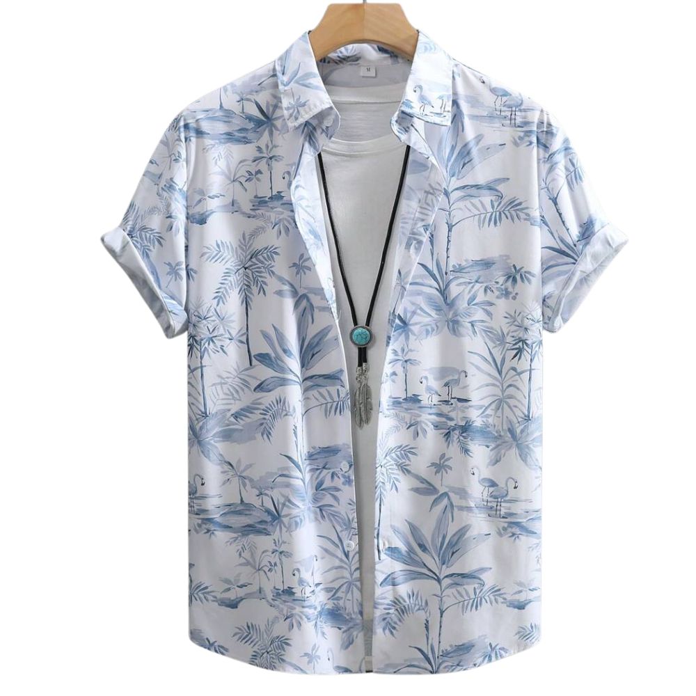 Vista frontal da Camisa Vinser Maragogi com estampa tropical em tons de azul sobre fundo branco, modelagem de manga curta, gola tradicional, tecido leve e respirável, ideal para um visual casual elegante e sofisticado.