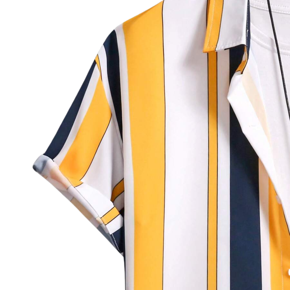 Detalhe da Camisa Vinser Maranhão com tecido listrado em amarelo, branco e azul-marinho