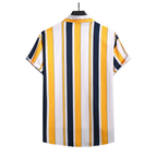 Verso da Camisa Vinser Maranhão com listras verticais amarelas, brancas e azul-marinho