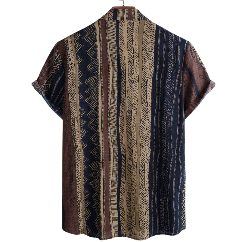Vista traseira da Camisa Vinser Marrakesh com estampa listrada étnica em tons de marrom, azul-marinho, bege e preto, modelagem de manga curta, gola tradicional e caimento leve, destacando o acabamento refinado e o design sofisticado.