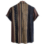 Vista traseira da Camisa Vinser Marrakesh com estampa listrada étnica em tons de marrom, azul-marinho, bege e preto, modelagem de manga curta, gola tradicional e caimento leve, destacando o acabamento refinado e o design sofisticado.