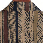 Detalhe da parte traseira da Camisa Vinser Marrakesh, destacando a gola, as costuras reforçadas e a estampa listrada étnica em tons de marrom, azul-marinho, bege e preto, evidenciando o acabamento refinado e a qualidade do tecido.