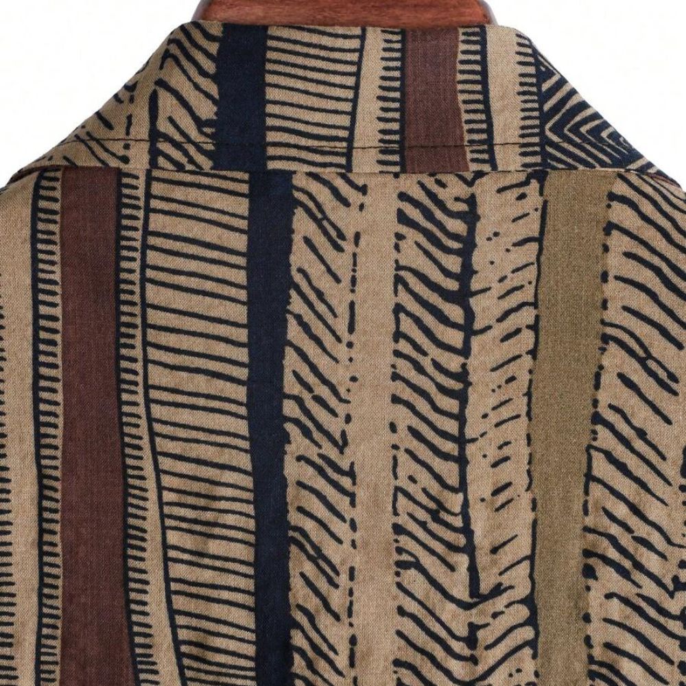 Detalhe da parte traseira da Camisa Vinser Marrakesh, destacando a gola, as costuras reforçadas e a estampa listrada étnica em tons de marrom, azul-marinho, bege e preto, evidenciando o acabamento refinado e a qualidade do tecido.