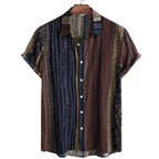 Vista frontal da Camisa Vinser Marrakesh com estampa listrada étnica em tons de marrom, azul-marinho, bege e preto, modelagem de manga curta, gola tradicional e caimento leve, ideal para um visual casual sofisticado.