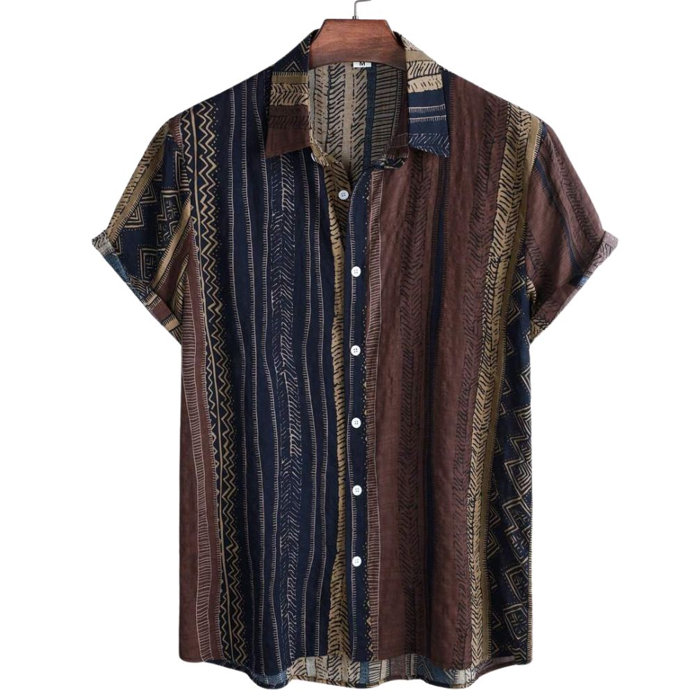 Vista frontal da Camisa Vinser Marrakesh com estampa listrada étnica em tons de marrom, azul-marinho, bege e preto, modelagem de manga curta, gola tradicional e caimento leve, ideal para um visual casual sofisticado.
