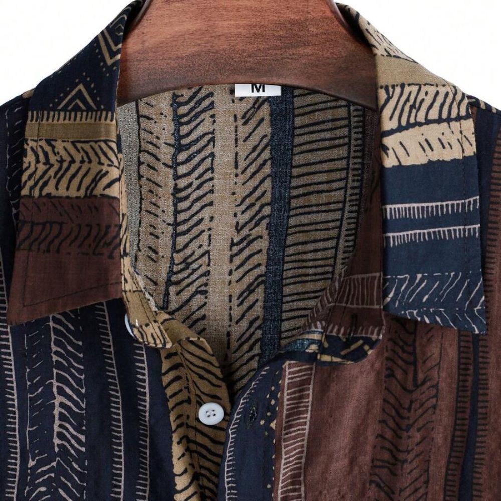 Detalhe da gola da Camisa Vinser Marrakesh, destacando o colarinho estruturado, os botões frontais, o acabamento refinado e a estampa listrada étnica em tons de marrom, azul-marinho, bege e preto.