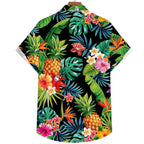 Vista traseira da Camisa Vinser Maui com estampa tropical em fundo preto, folhas, flores e abacaxis coloridos, modelagem de manga curta, caimento leve e acabamento refinado, ideal para um visual marcante e sofisticado.