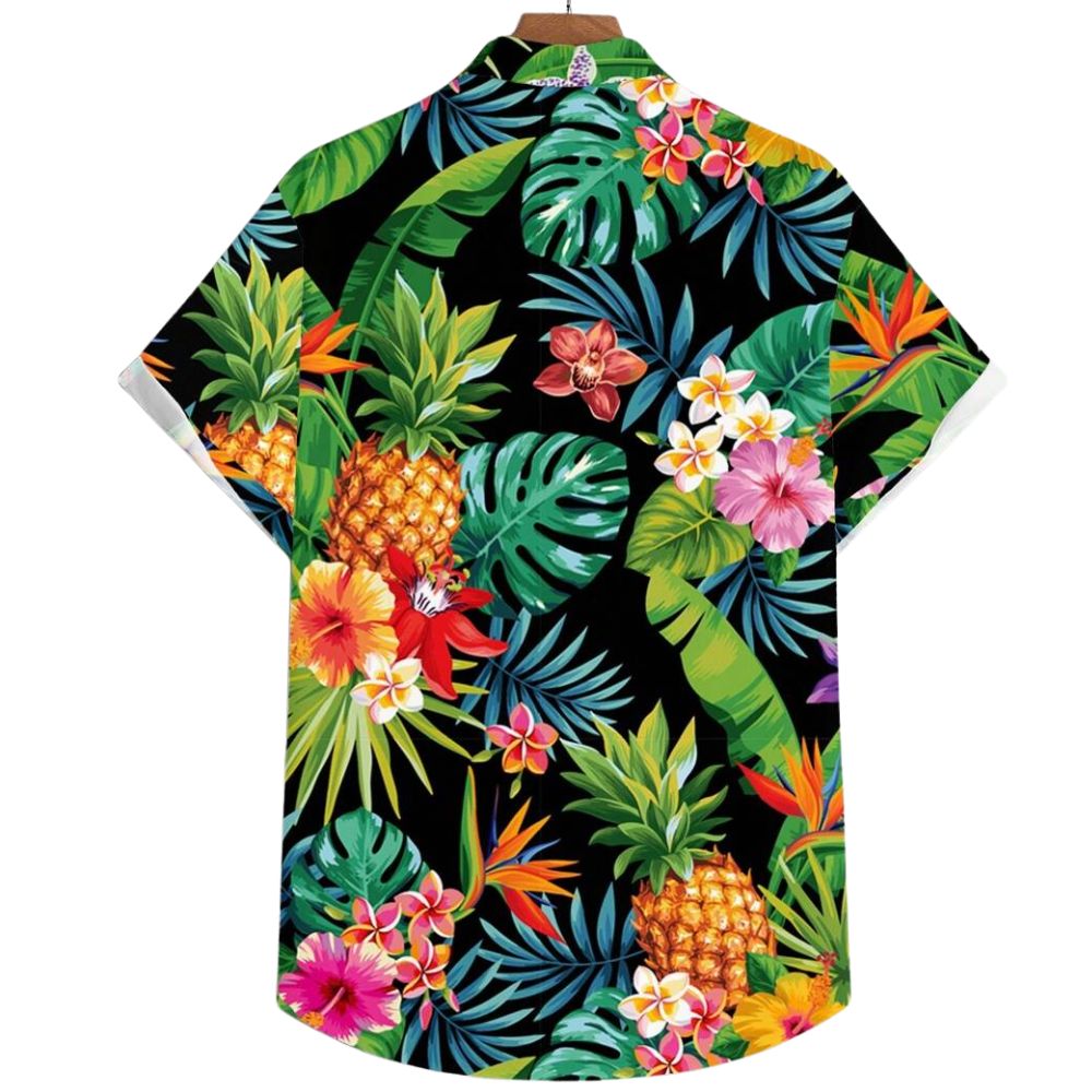 Vista traseira da Camisa Vinser Maui com estampa tropical em fundo preto, folhas, flores e abacaxis coloridos, modelagem de manga curta, caimento leve e acabamento refinado, ideal para um visual marcante e sofisticado.