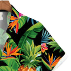 Detalhe da manga da Camisa Vinser Maui com estampa tropical em fundo preto, destacando folhas, flores e abacaxis coloridos, além do acabamento refinado, das costuras reforçadas e do tecido leve e respirável.