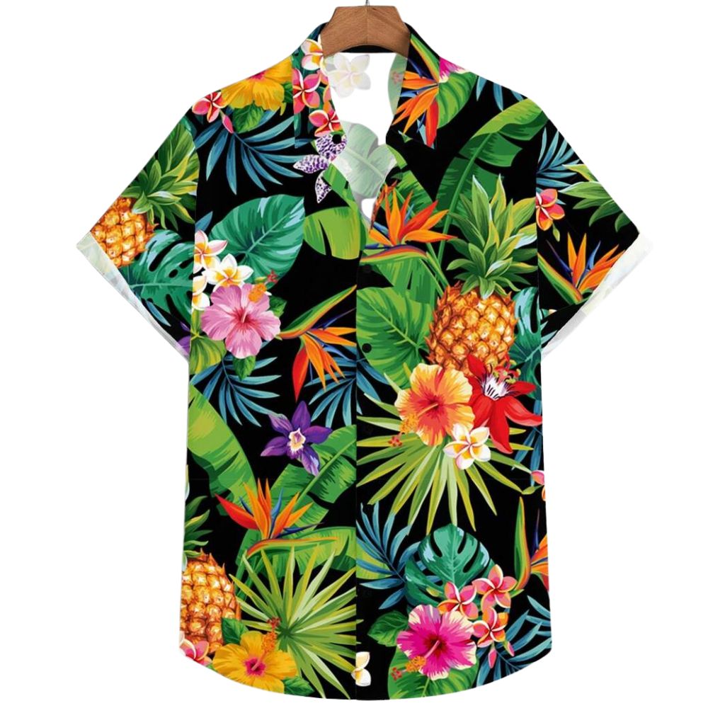 Vista frontal da Camisa Vinser Maui com estampa tropical de folhas, flores e abacaxis coloridos sobre fundo preto, manga curta, gola tradicional e caimento leve, ideal para um visual vibrante, descontraído e sofisticado.