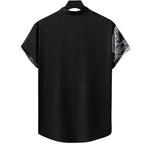 Vista traseira da camisa masculina Vinser Midnight Sakura, de manga curta, na cor preta, com costas lisas e detalhes da estampa inspirada nas flores de cerejeira nas mangas, acabamento premium.
