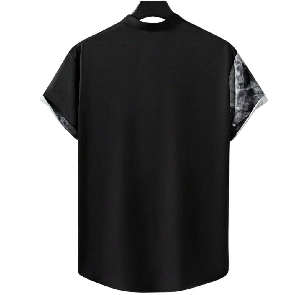 Vista traseira da camisa masculina Vinser Midnight Sakura, de manga curta, na cor preta, com costas lisas e detalhes da estampa inspirada nas flores de cerejeira nas mangas, acabamento premium.
