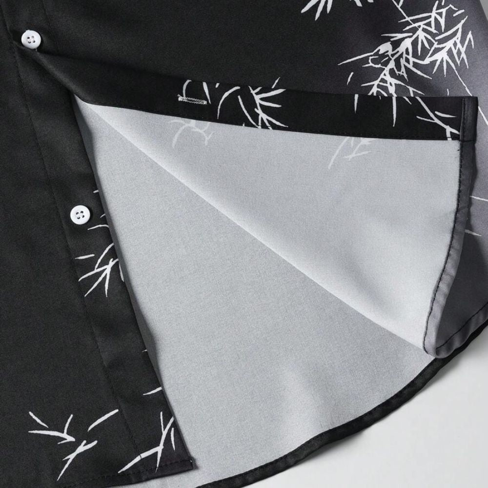 Detalhe interno da costura da camisa masculina Vinser Midnight Sakura, com acabamento reforçado, tecido leve e estampa inspirada nas flores de cerejeira em tons de preto, branco e cinza.