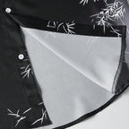 Detalhe interno da costura da camisa masculina Vinser Midnight Sakura, com acabamento reforçado, tecido leve e estampa inspirada nas flores de cerejeira em tons de preto, branco e cinza.