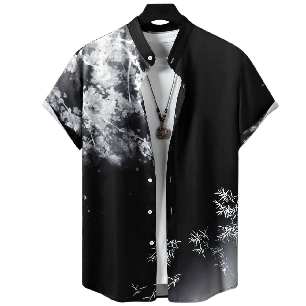 Vista frontal da camisa masculina Vinser Midnight Sakura, de manga curta, na cor preta, com estampa inspirada nas flores de cerejeira em tons de branco e cinza, modelagem casual e acabamento premium.