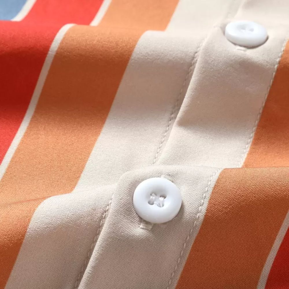 Close dos botões e do tecido da camisa masculina Vinser Monaco Coast, destacando as listras em bege, azul e laranja, além do acabamento premium e da costura reforçada.