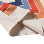 Close da barra e da costura da camisa masculina Vinser Monaco Coast, destacando o acabamento premium, a bainha reforçada e o tecido bege com detalhes em listras azul e laranja.