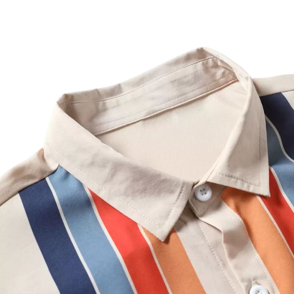 Close da gola da camisa masculina Vinser Monaco Coast, destacando a gola estruturada, os botões brancos, o acabamento premium e o tecido bege com listras em azul e laranja.
