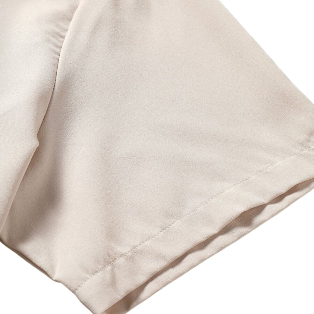 Close da manga da camisa masculina Vinser Monaco Coast, destacando o acabamento premium, a bainha reforçada e o tecido bege de toque leve e sofisticado.