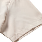 Close da manga da camisa masculina Vinser Monaco Coast, destacando o acabamento premium, a bainha reforçada e o tecido bege de toque leve e sofisticado.