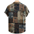 Costas da Camisa Vinser Mosaico, com estampa patchwork de padrões geométricos e florais em tons de preto, verde-musgo, bege e marrom, confeccionada em tecido leve com caimento confortável e acabamento refinado.