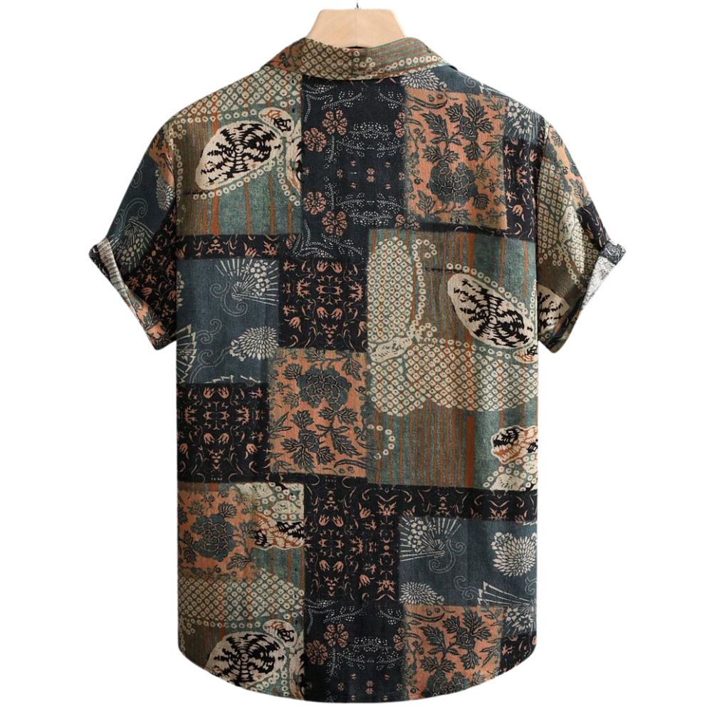 Costas da Camisa Vinser Mosaico, com estampa patchwork de padrões geométricos e florais em tons de preto, verde-musgo, bege e marrom, confeccionada em tecido leve com caimento confortável e acabamento refinado.