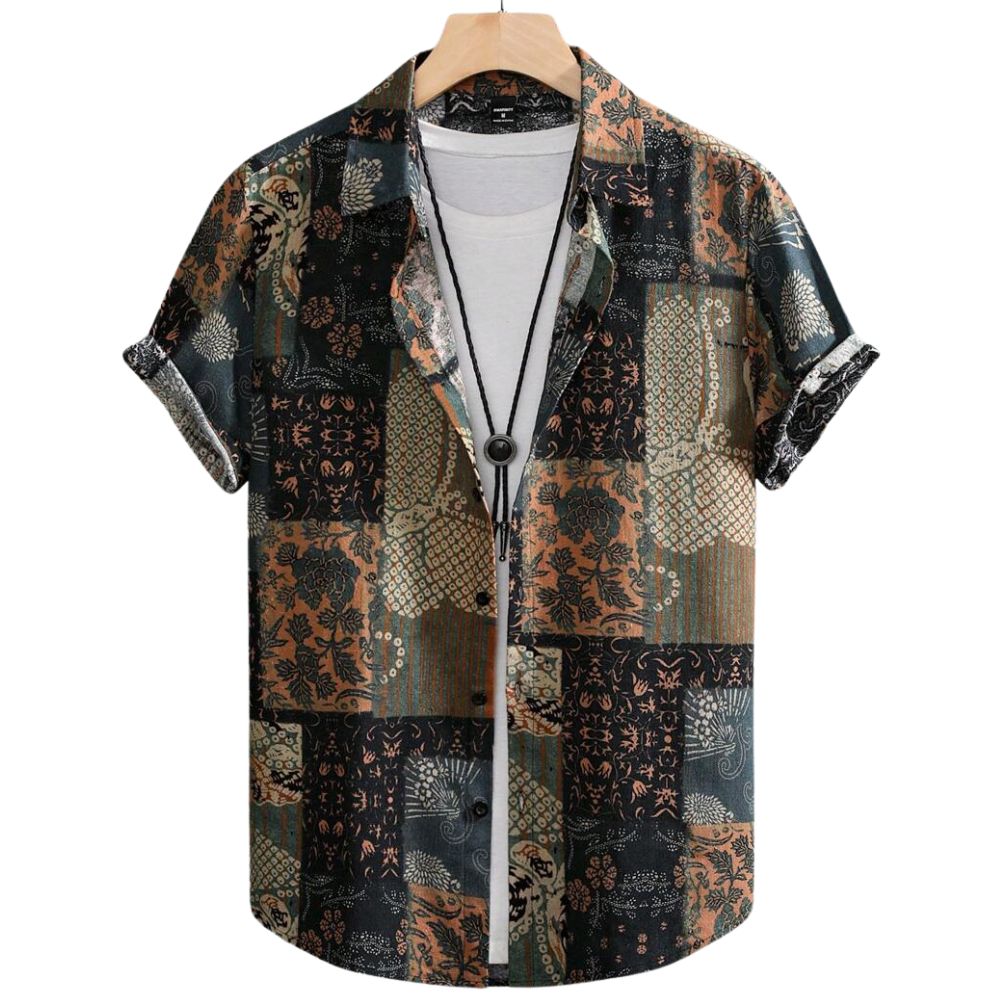 Frente da Camisa Vinser Mosaico, com estampa em patchwork de padrões geométricos e florais nos tons de preto, verde-musgo, bege e marrom, confeccionada em tecido leve com caimento confortável.