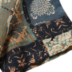 Detalhe da manga da Camisa Vinser Mosaico, destacando o acabamento dobrado, as costuras reforçadas e a estampa patchwork em tons de verde-musgo, bege, marrom e preto, evidenciando a qualidade do tecido e dos acabamentos.