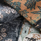 Detalhe do tecido da Camisa Vinser Mosaico, evidenciando a textura encorpada, as costuras reforçadas e a estampa patchwork em tons de verde-musgo, bege, marrom e preto, com acabamento de alta qualidade.