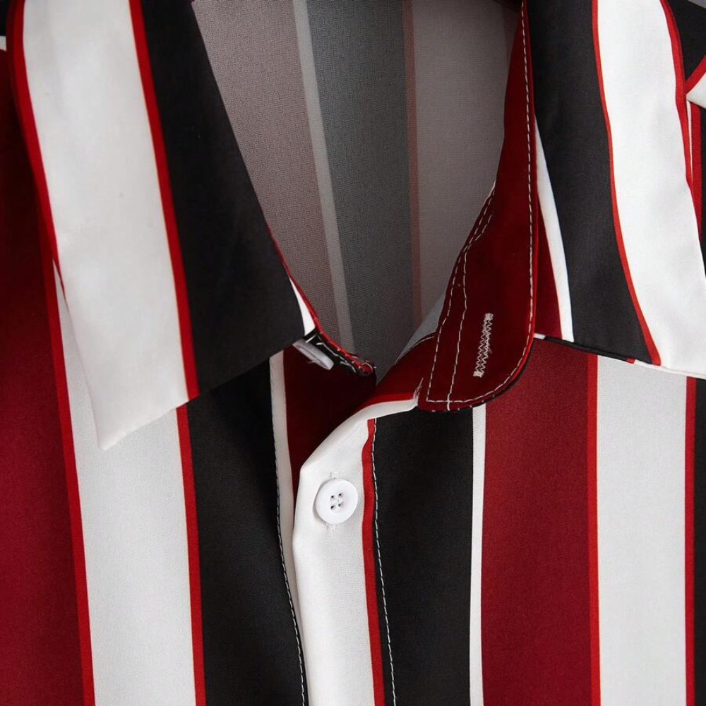 Detalhe da Camisa Vinser Natal com tecido listrado em vermelho, preto e branco e acabamento dos botões