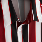 Detalhe da Camisa Vinser Natal com tecido listrado em vermelho, preto e branco e acabamento dos botões
