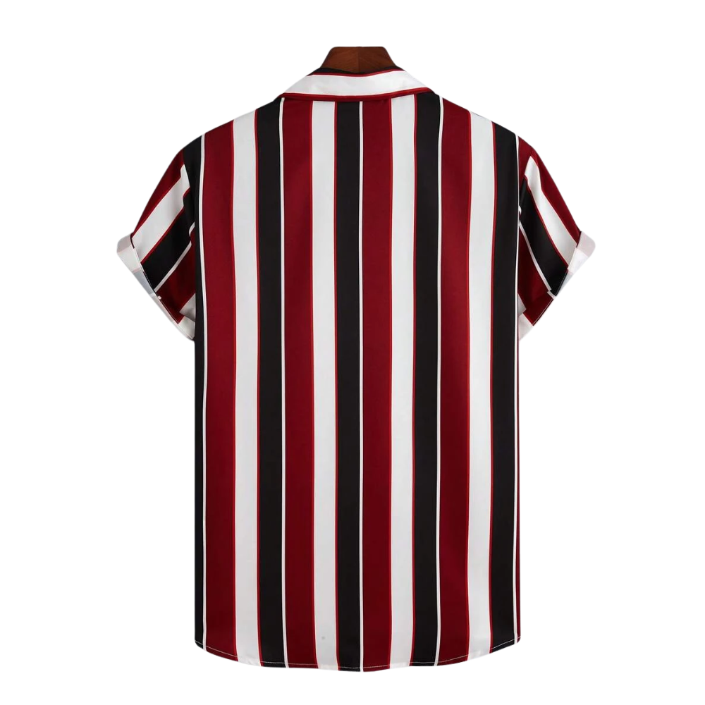 Verso da Camisa Vinser Natal com listras verticais vermelhas, pretas e brancas