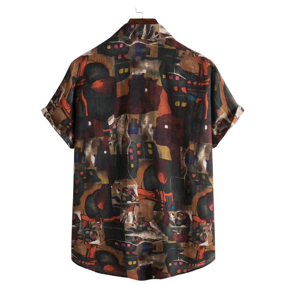Camisa masculina Vinser Niterói de manga curta com estampa geométrica abstrata em tons escuros, vermelho, marrom e dourado vista pela parte traseira.