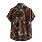 Camisa masculina Vinser Niterói de manga curta com estampa geométrica abstrata em tons escuros, vermelho, marrom e dourado vista pela parte traseira.