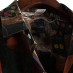 Detalhe da gola e acabamento interno da camisa masculina Vinser Niterói com estampa geométrica abstrata em tons escuros e terrosos.