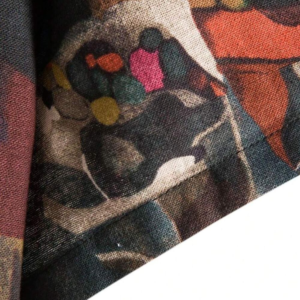Detalhe do tecido da camisa masculina Vinser Niterói com estampa geométrica abstrata em tons escuros e detalhes coloridos.