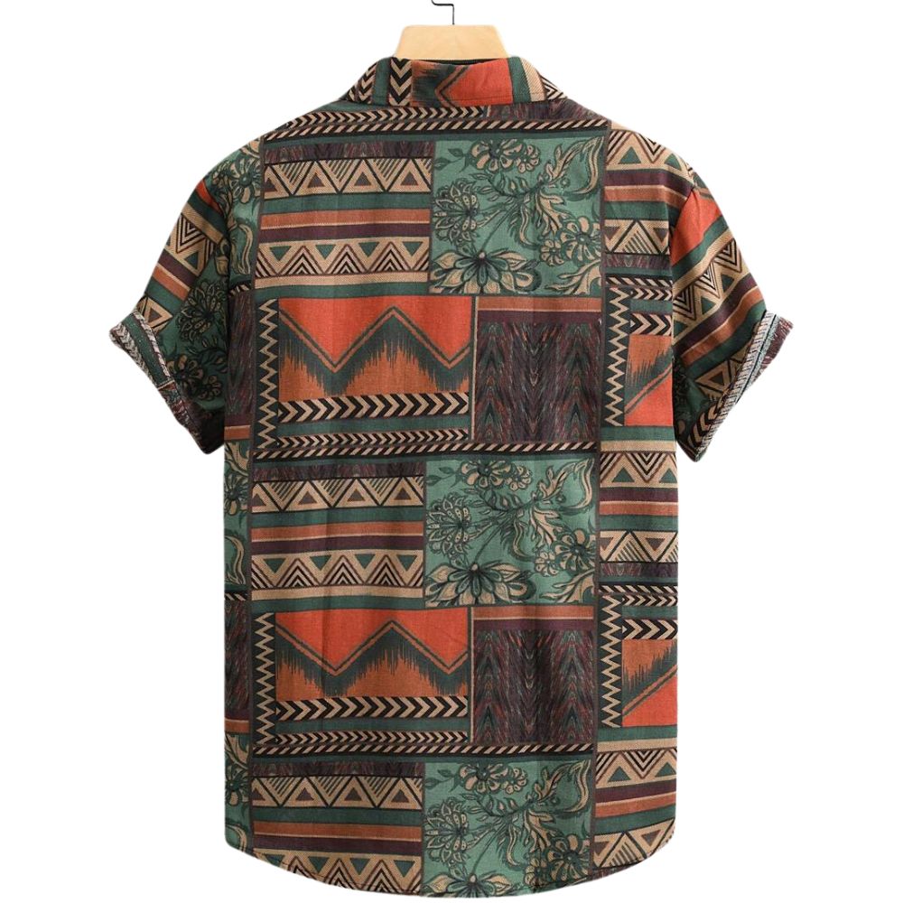 Vista traseira da Camisa Vinser Nomad com estampa patchwork geométrica em tons de verde, terracota, bege e marrom, modelagem de manga curta, gola tradicional e caimento leve, evidenciando o acabamento e o design sofisticado.