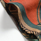 Detalhe da Camisa Vinser Nomad destacando as costuras reforçadas, o acabamento refinado e a estampa patchwork geométrica em tons de verde, terracota, bege e marrom, evidenciando a textura e a qualidade do tecido.