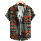 Vista frontal da Camisa Vinser Nomad com estampa patchwork geométrica em tons de verde, terracota, bege e marrom, modelagem de manga curta, gola tradicional e caimento leve, ideal para um visual casual e sofisticado.