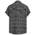 Vista traseira da Camisa Vinser Obsidiana com estampa geométrica étnica em preto e branco, manga curta, caimento leve e acabamento refinado para um visual casual sofisticado.