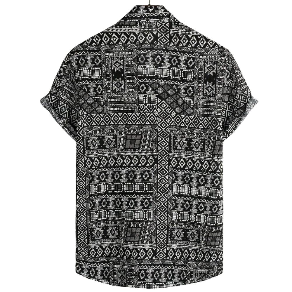Vista traseira da Camisa Vinser Obsidiana com estampa geométrica étnica em preto e branco, manga curta, caimento leve e acabamento refinado para um visual casual sofisticado.