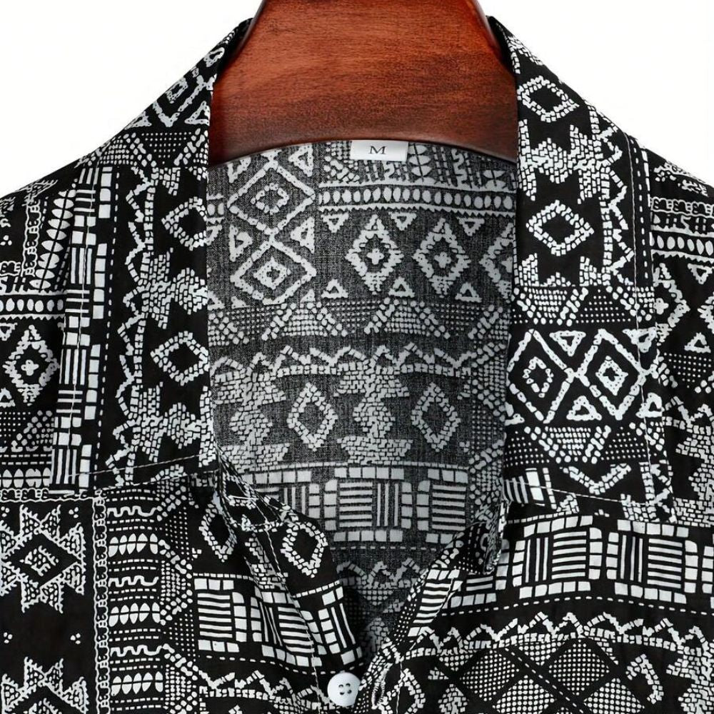 Detalhe da gola da Camisa Vinser Obsidiana com acabamento refinado, estampa geométrica em preto e branco e tecido leve de alta qualidade.