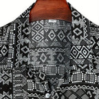 Detalhe da gola da Camisa Vinser Obsidiana com acabamento refinado, estampa geométrica em preto e branco e tecido leve de alta qualidade.