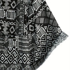 Detalhe da manga da Camisa Vinser Obsidiana com acabamento refinado, estampa geométrica em preto e branco e tecido leve para máximo conforto.