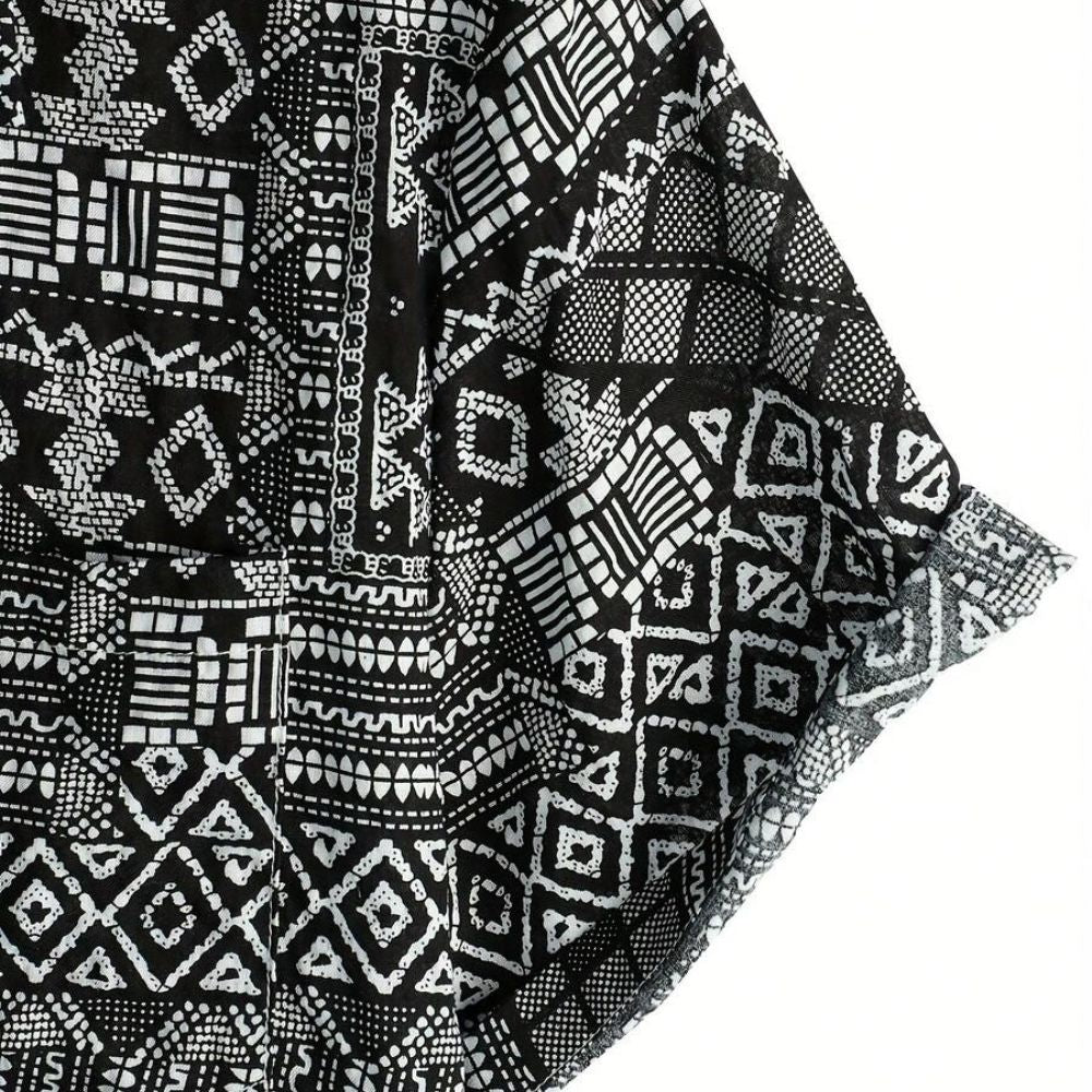 Detalhe da manga da Camisa Vinser Obsidiana com acabamento refinado, estampa geométrica em preto e branco e tecido leve para máximo conforto.