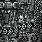 Detalhe do tecido e dos botões da Camisa Vinser Obsidiana, destacando a estampa geométrica em preto e branco, acabamento refinado e tecido leve de alta qualidade.