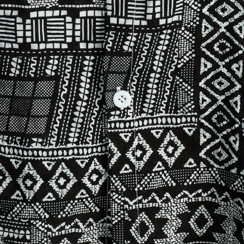 Detalhe do tecido e dos botões da Camisa Vinser Obsidiana, destacando a estampa geométrica em preto e branco, acabamento refinado e tecido leve de alta qualidade.